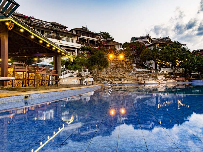 Thư giãn và tận hưởng không gian đẹp tại khách sạn Phan Thiết có hồ bơi lớn