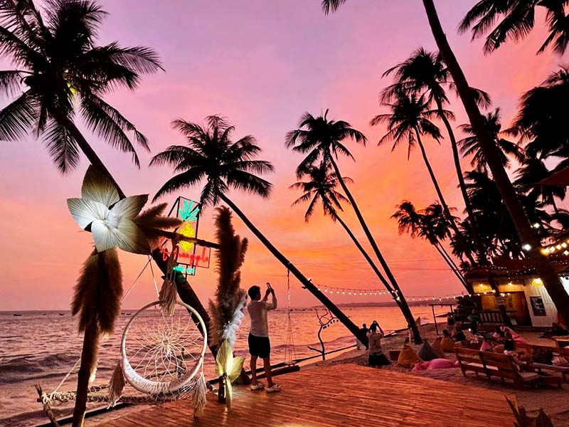 Ngắm hoàng hôn và đi dạo trên bãi biển Mũi Né