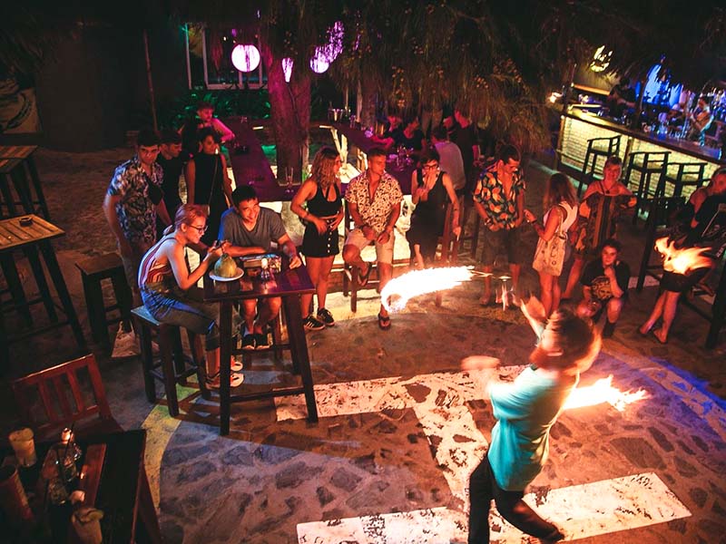 Giải trí ở mũi né phan thiết - Line Up Bar & Grill