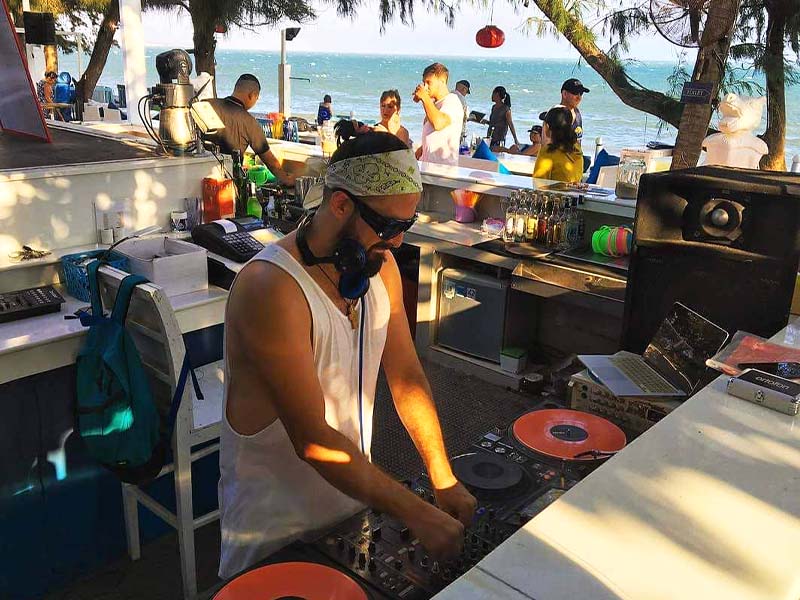 Review ăn chơi ở Phan Thiết  - Quán cà phê và quán bar ven biển: