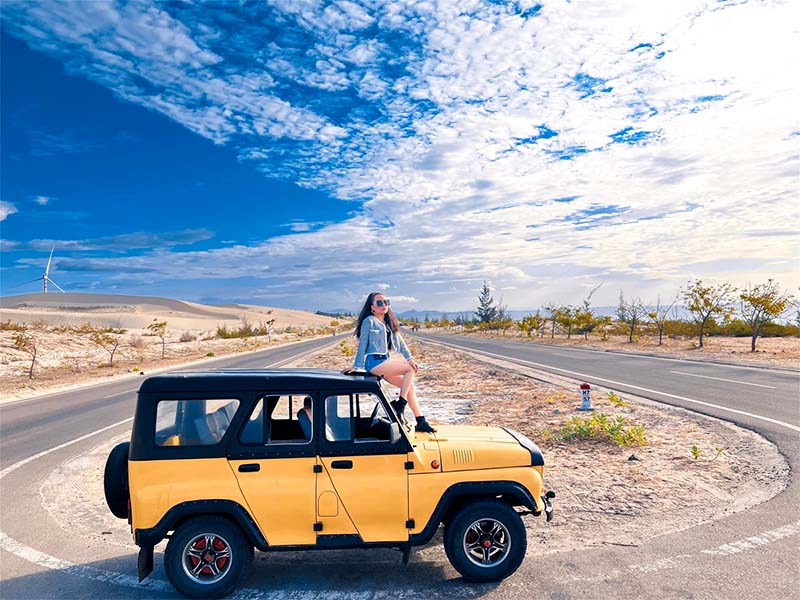 Tham gia tour cưỡi lạc đà, ngắm cảnh Bàu Trắng