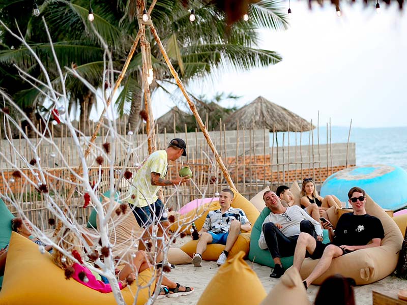 Check-in ngay Pineapple Mũi Né Beach Bar - điểm đến mới nổi tại Phan Thiết