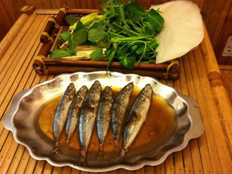 CÁ HẤP CUỐN BÁNH TRÁNG GẠO PHAN THIẾT VỚI RAU XANH