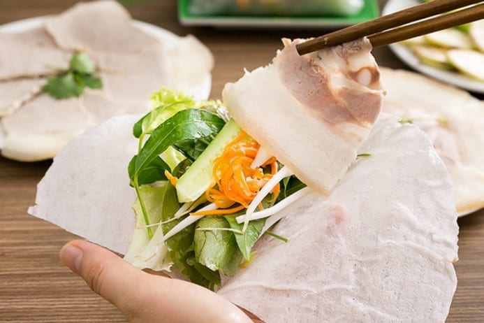 Bánh tráng Làng Chài Xưa cuốn rau rừng