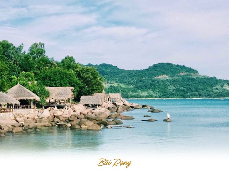 Ở bãi Rạng có khá nhiều đá ngầm và rạn san hô hóa thạch