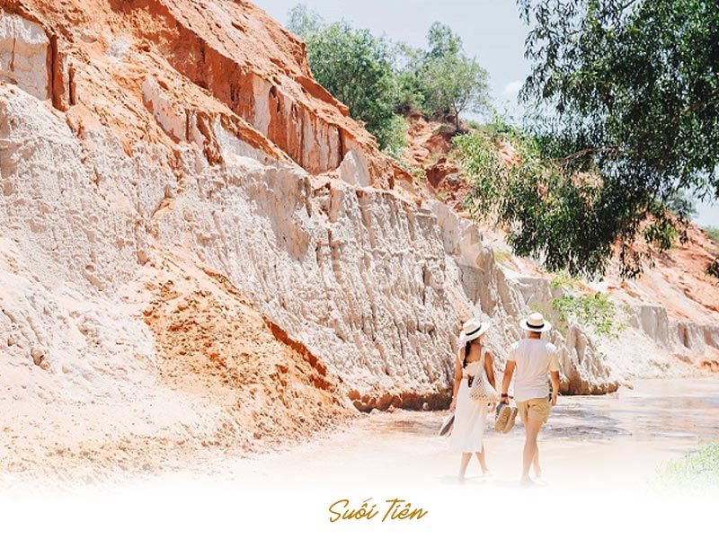 Suối Tiên Mũi Né thật ra là một khe nước nhỏ nằm cạnh Hòn Rơm