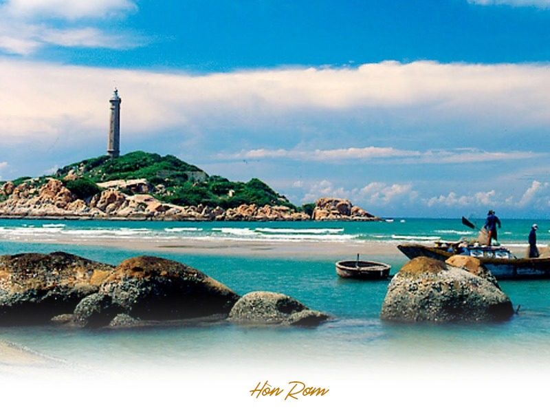 Hòn Rơm Nổi tiếng ở Mũi Né vì bờ cát dài và trắng