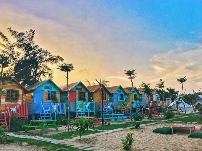Cắm trại ngoài biển bằng lều - đặc sản du lịch Coco beach